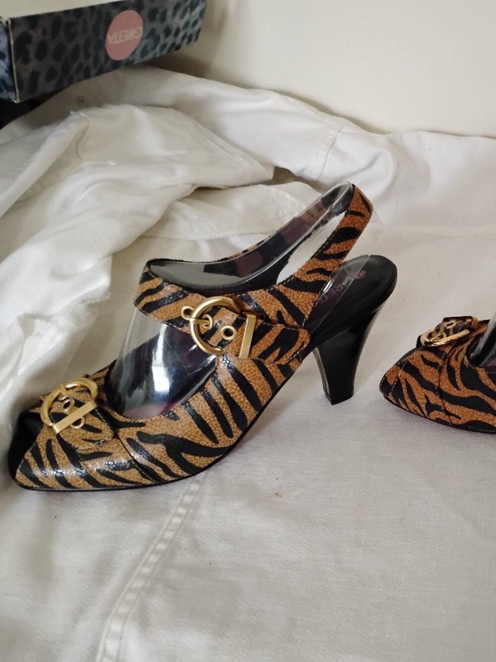 Gretta sz 8  open toe sling pumps.  Black and tan striped animal motif. - Picture 7 of 8